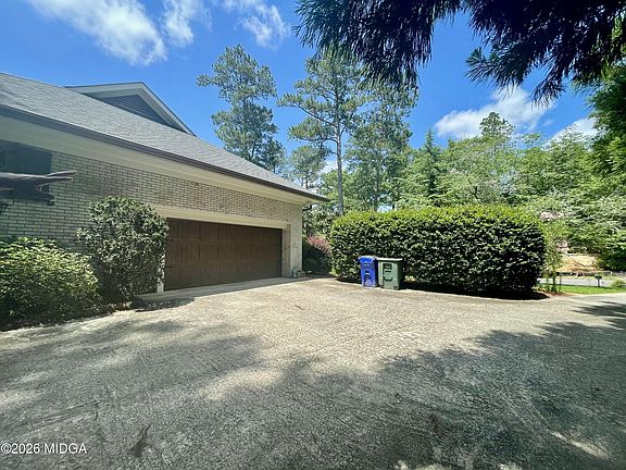 5th image of 377 Old Club Rd S