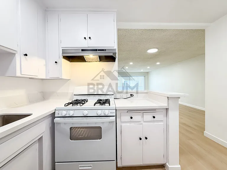 6039 Whitsett Ave — Photo 11