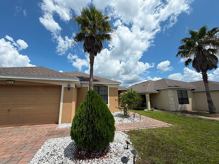 2214 Victoria Dr — Photo 2