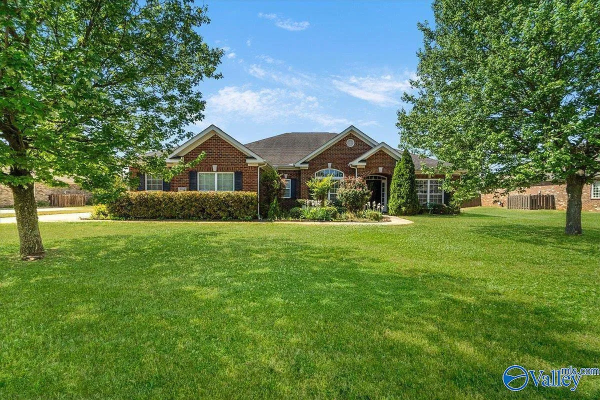 4 bed, 3.5 bath, 2820 sqft, $2,250 — Photo 2