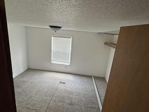 4th image of 105 W Lewis St