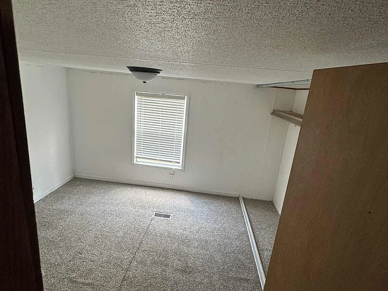 105 W Lewis St — Photo 4