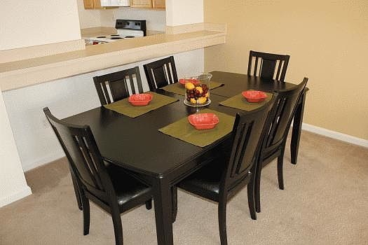 Dining Area and Breakfast Bar