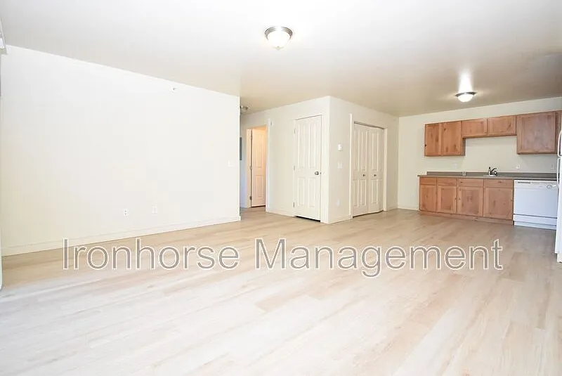 2 bed, 1.0 bath, 865 sqft, $1,650 — Photo 3