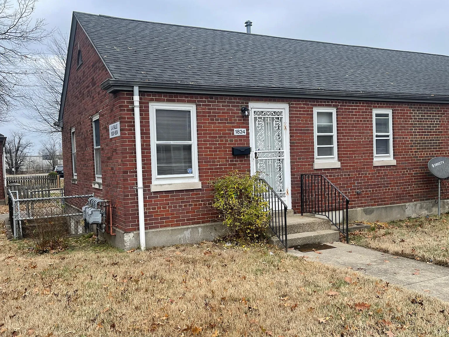 3 bed, 1.5 bath, 900 sqft, $1,300 — Photo 1