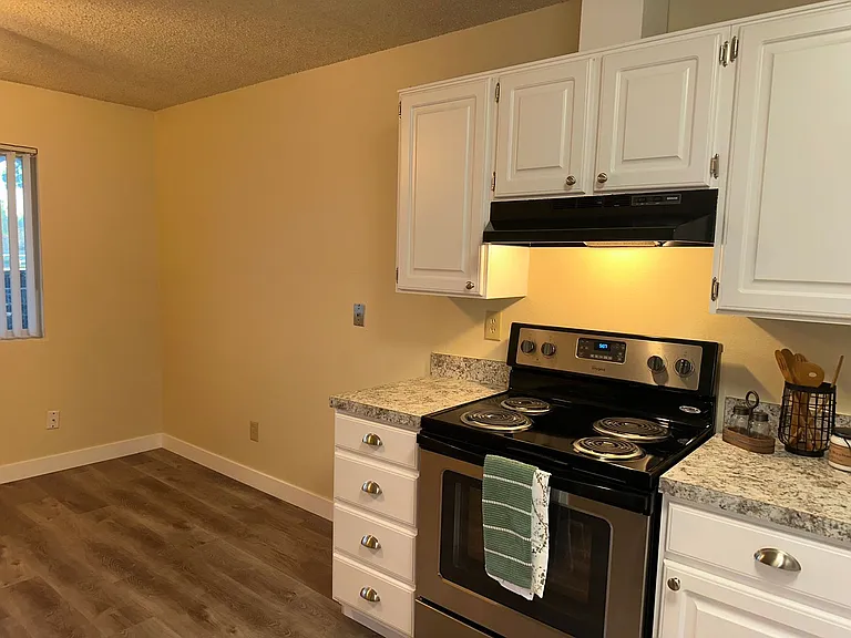 5733 SE King Rd — Photo 3