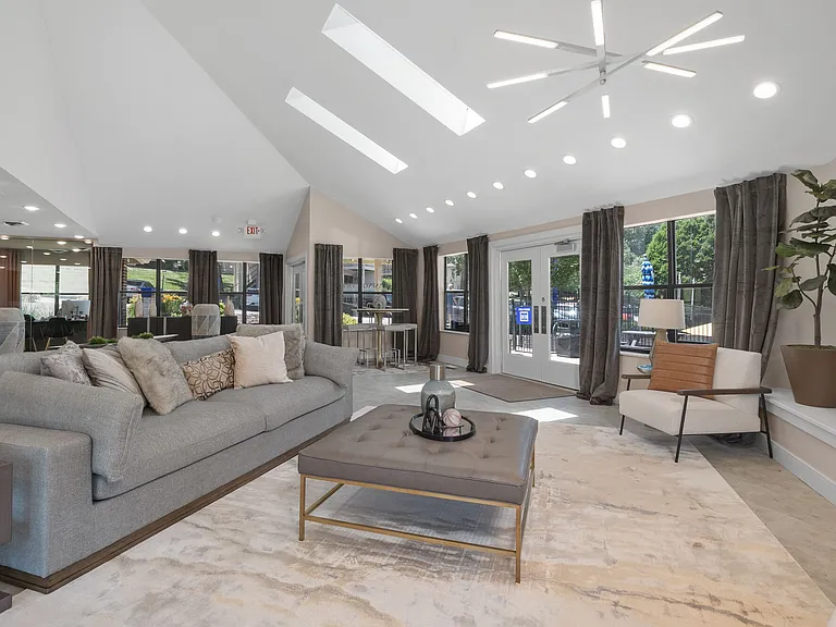 Lago Vista Apartments — Photo 30