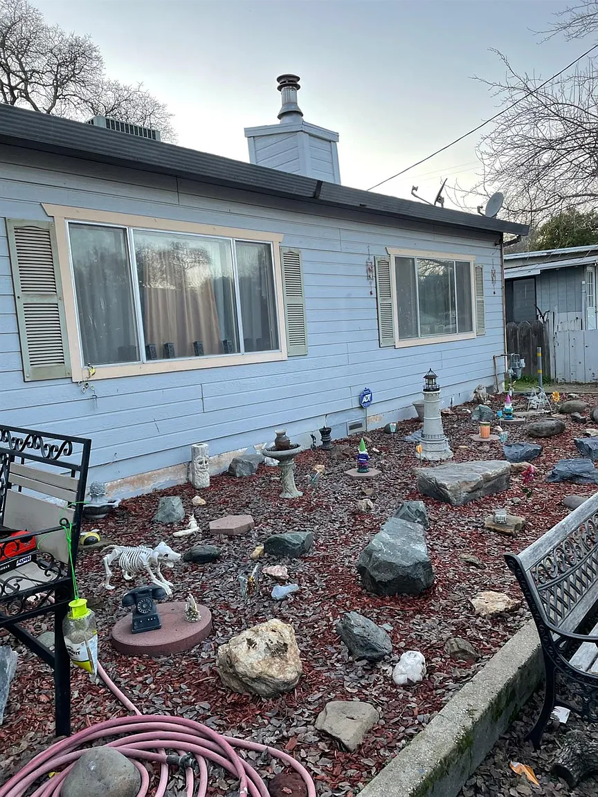 281 Rose St photo 1