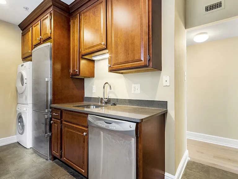 222 Rittenhouse — Photo 9