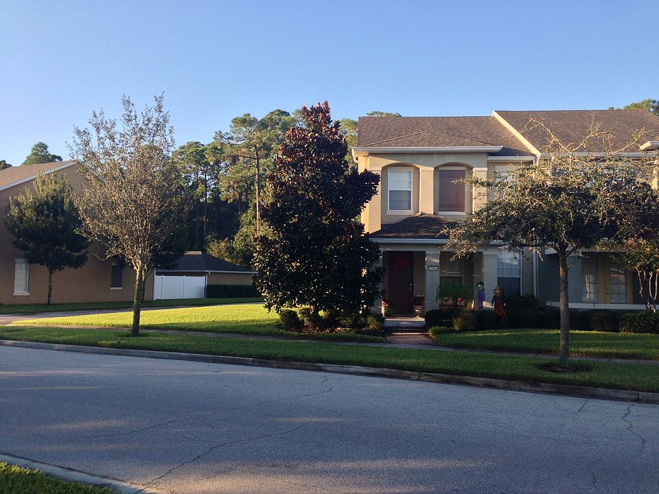 Front of Townhouse - Side Yard