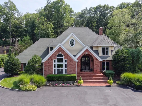 589 Caledonia Road, Dix Hills, NY 11746