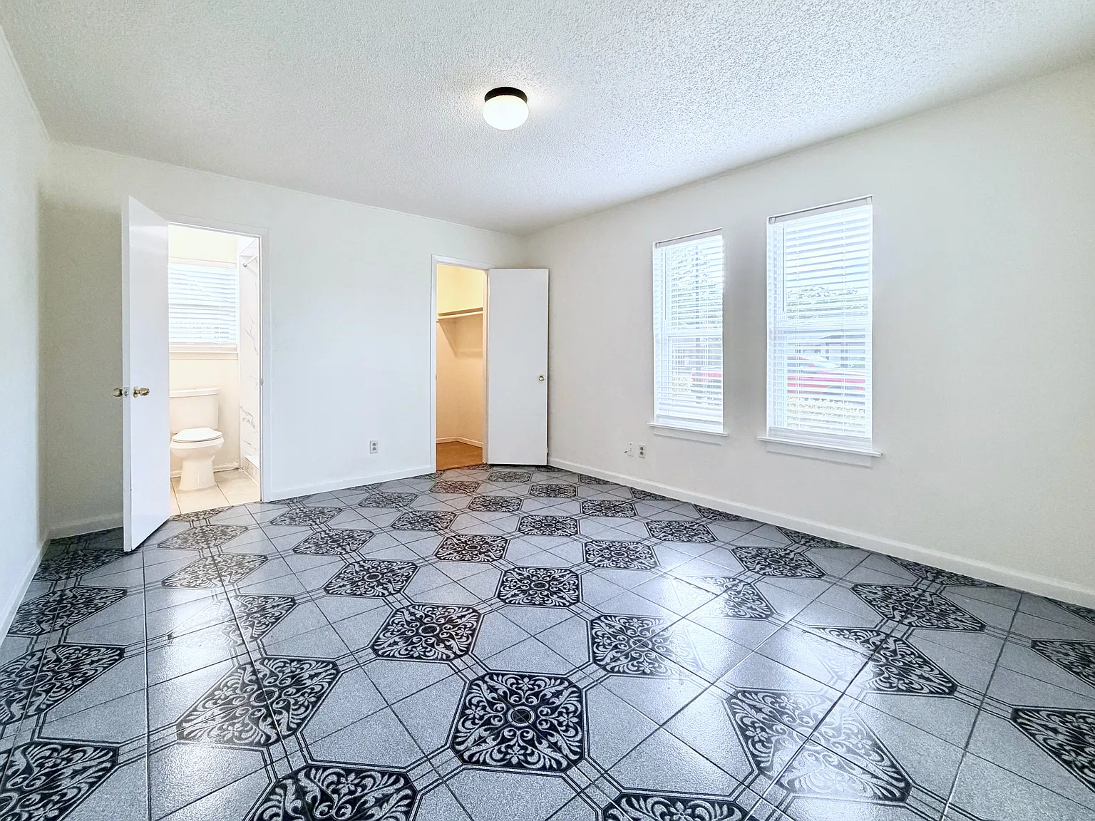 4 bed, 2106 sqft, $2,300 — Photo 3