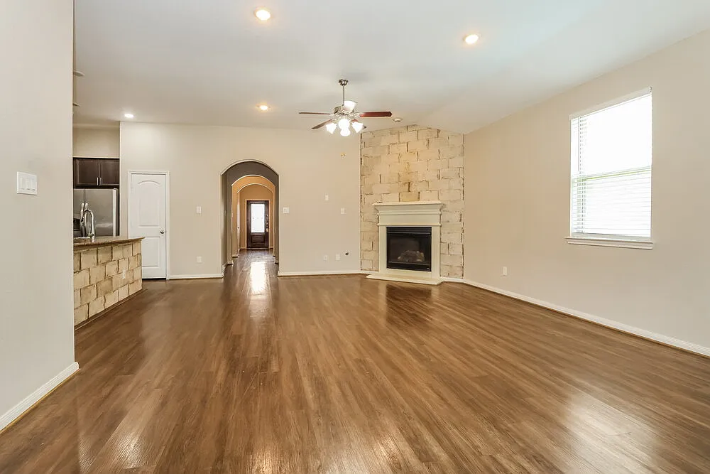 4 bed, 3.0 bath, 1849 sqft, $2,330 — Photo 3