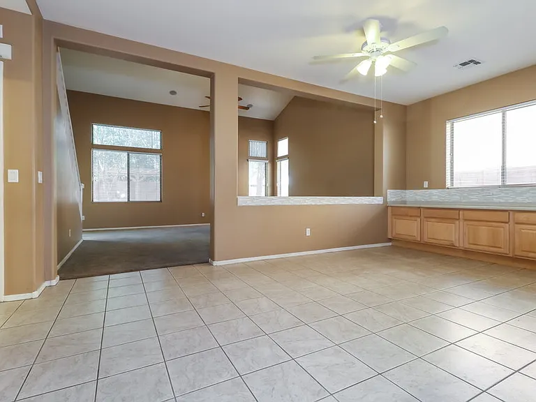 3116 S 82nd Ln — Photo 6