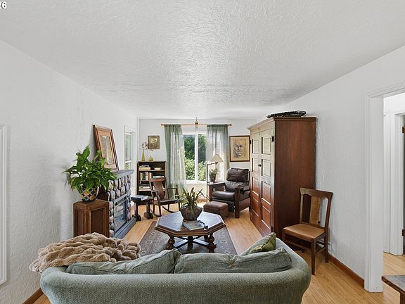 3rd image of 1302 California Ave