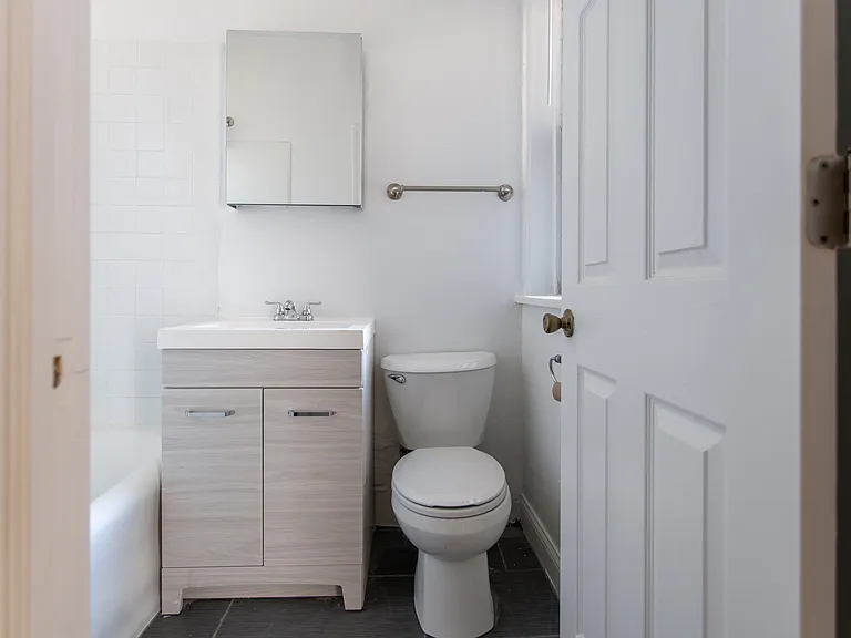 2336 Unit H1, 2BD - Bathroom