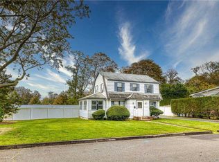 575 Washington Ave, Lindenhurst, NY 11757