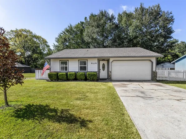 909 Stewart St, Montgomery, TX 77316