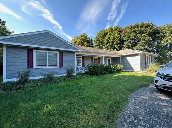 25 Oxford Dr, Cotuit, MA 02635