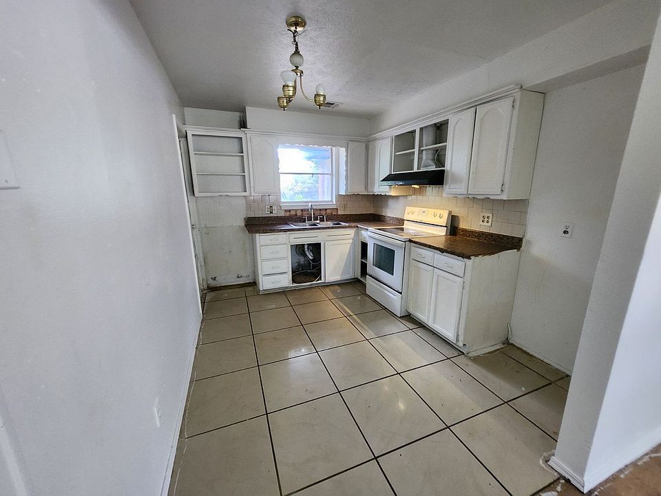 2nd image of 904 N Bradley Ave