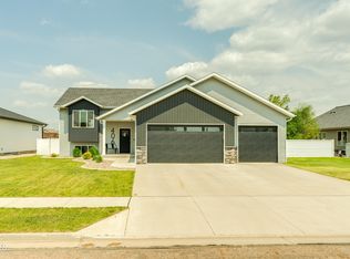 406 Cobblestone Loop SW, Mandan, ND 58554
