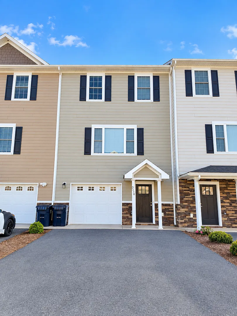 Townhouse for Rent in Crescent Ridge — Photo 1