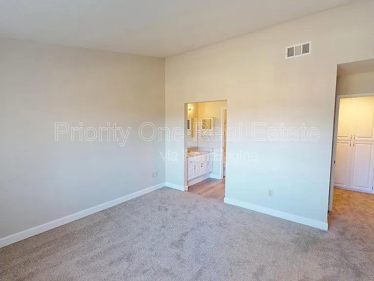 2876 Englewood Way — Photo 10