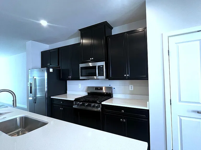 10913 Blanton Way — Photo 6