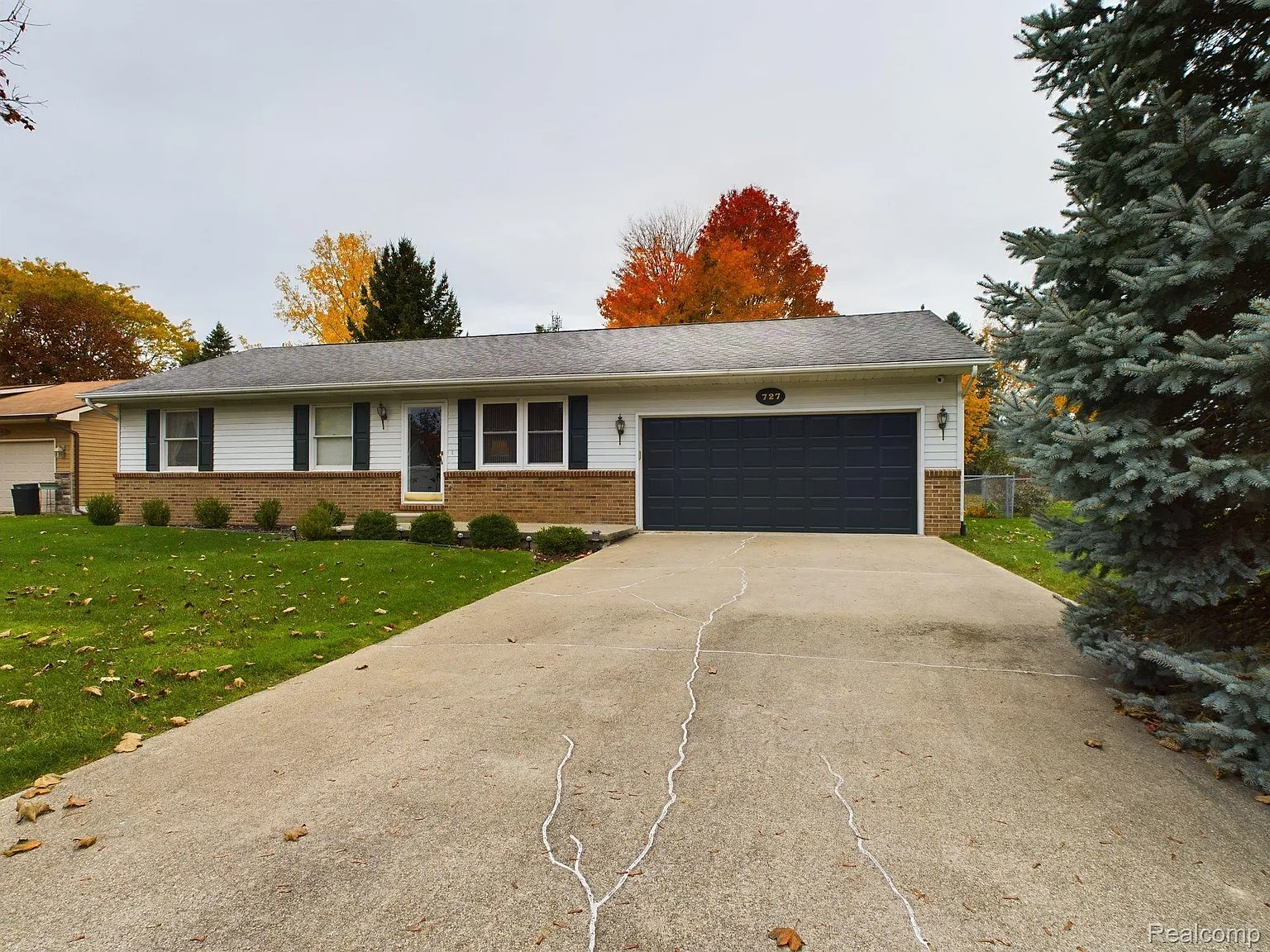 727 Lamoreaux Dr photo 1
