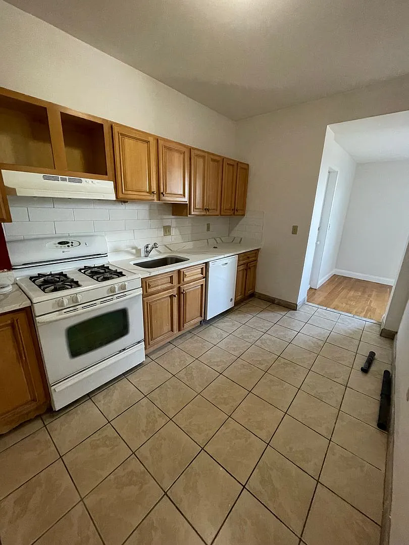 9/1 No Fee! 4BR/2BA w/large bedrooms, heat inc! — Photo 2