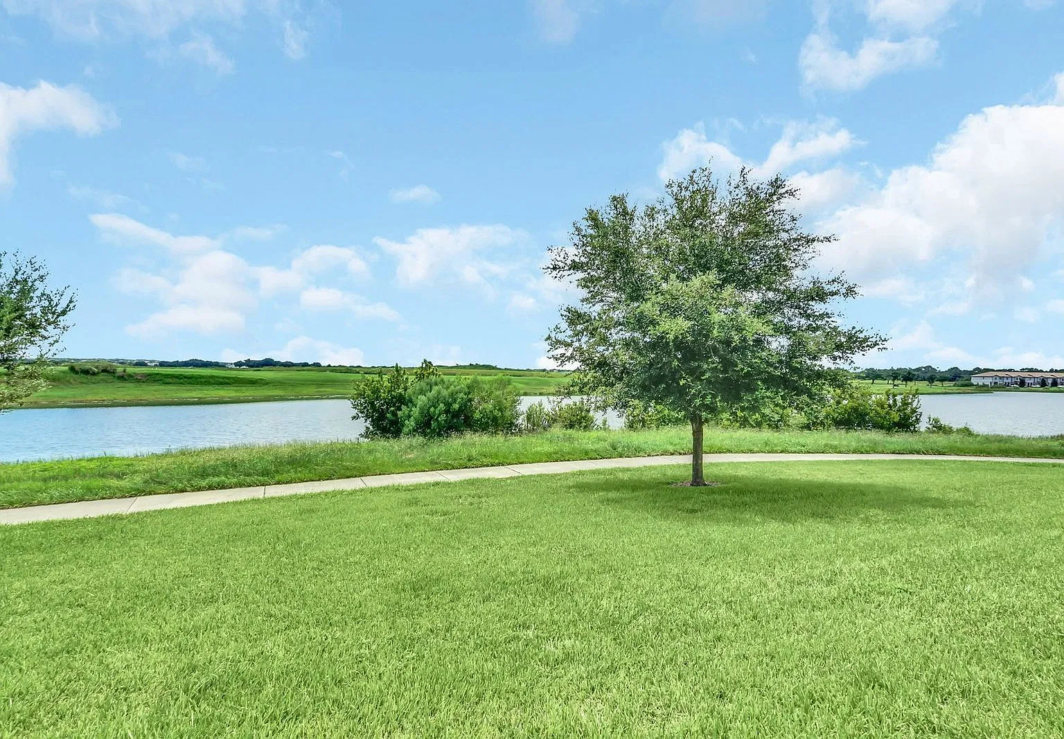 3 bed, 2.5 bath, 1828 sqft, $2,250 — Photo 3