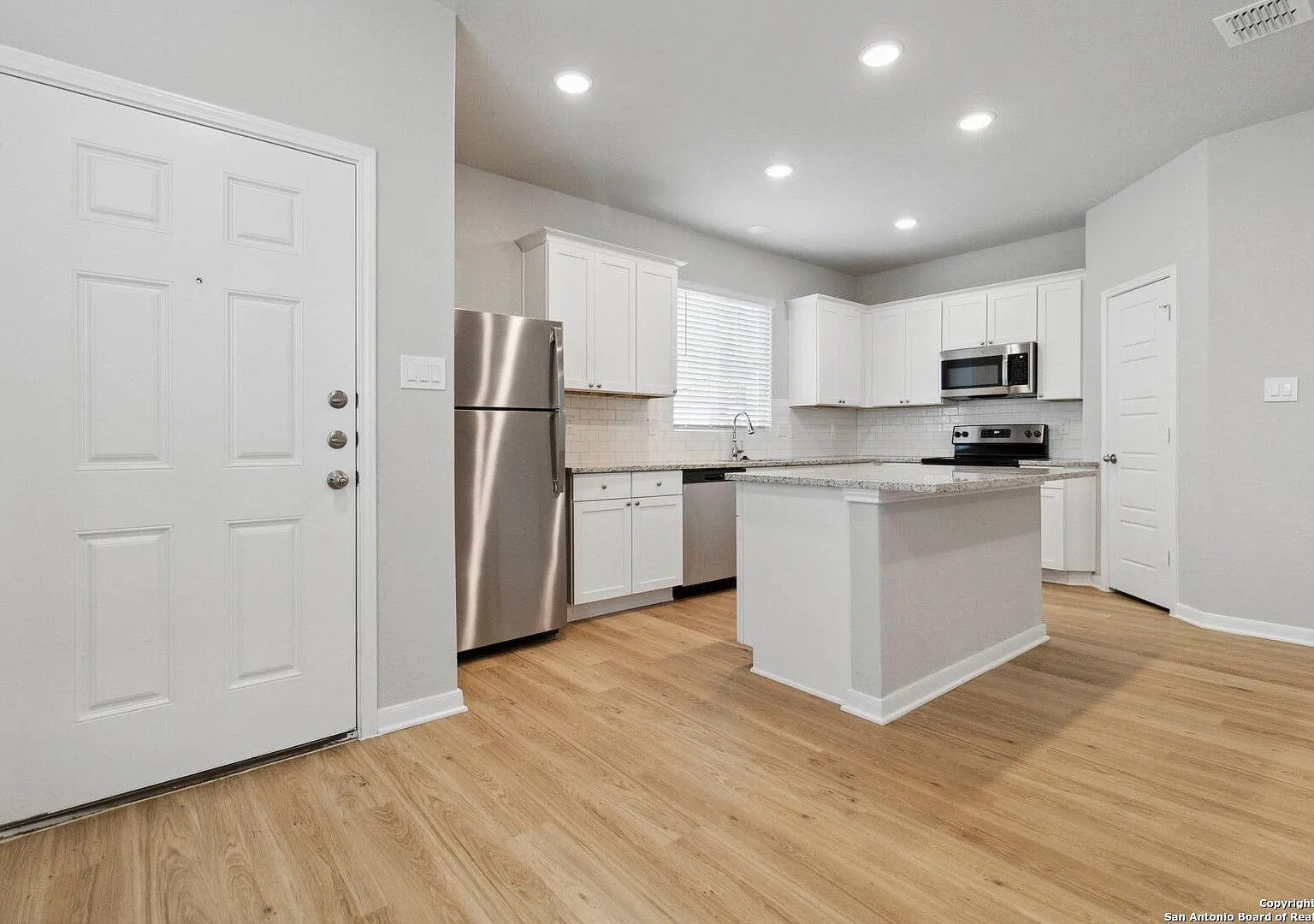 Modern 3 Bd 3 Full Bath Townhouse Near La Cantera & UTSA — Photo 3