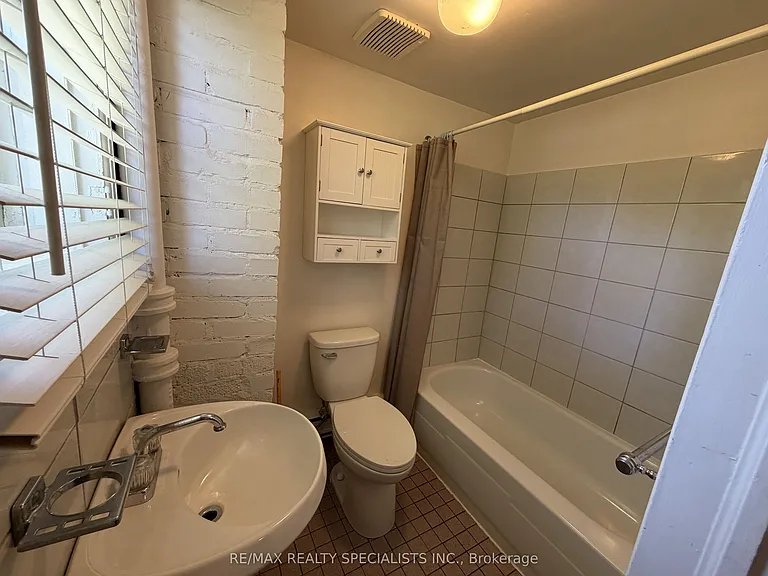 1190 Clarkson Rd N — Photo 20