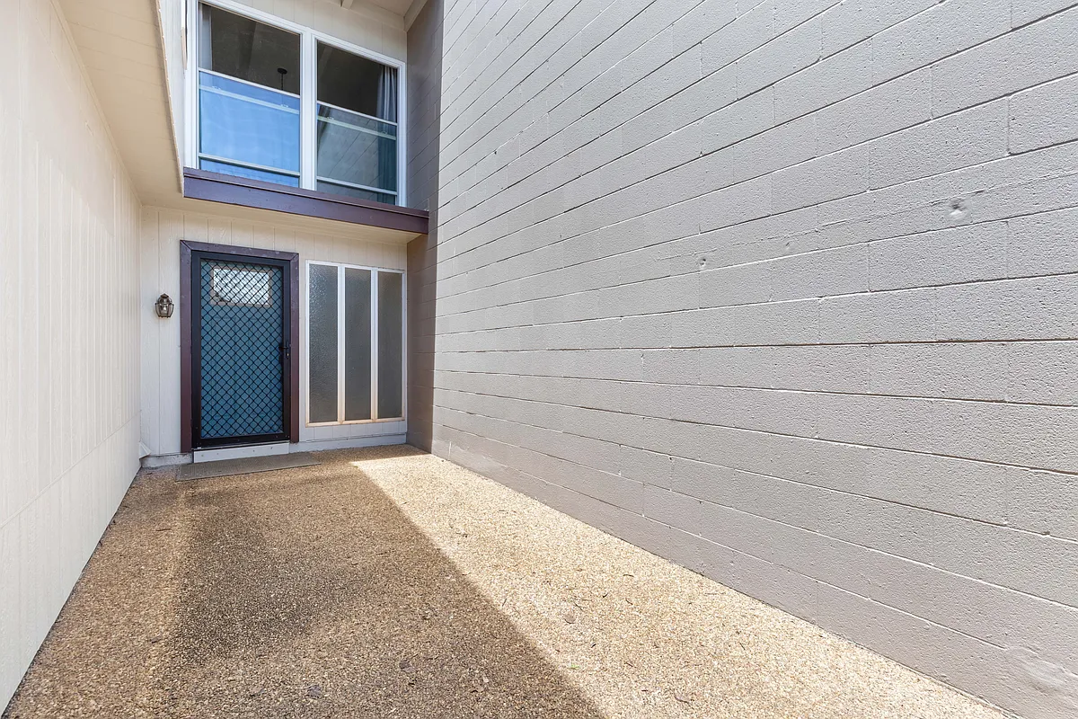 Privated gated front lanai for a private entryway. - 95-046 Hokuiwa St #12