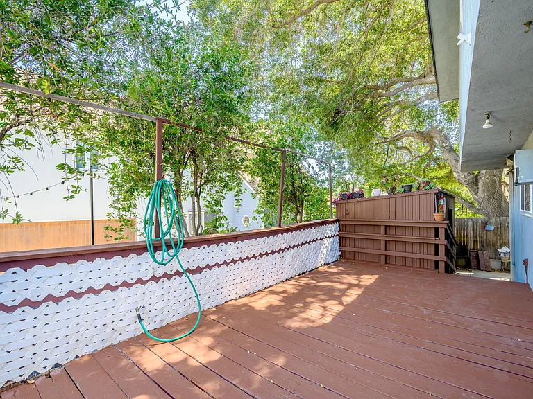 2116 E Chevy Chase Dr #C — Photo 26