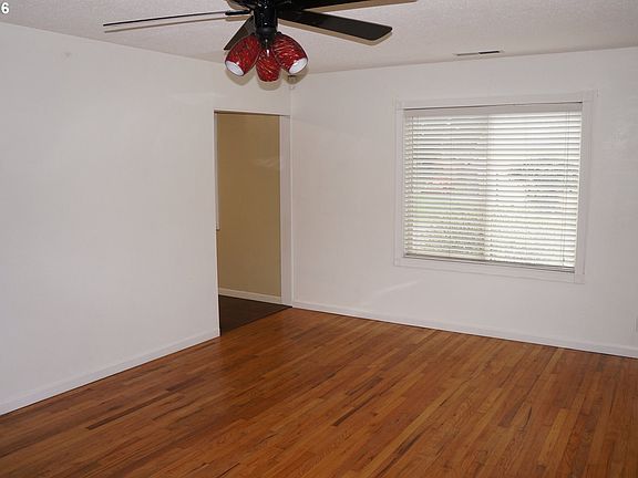 5th image of 9827 SE Eckler Ave