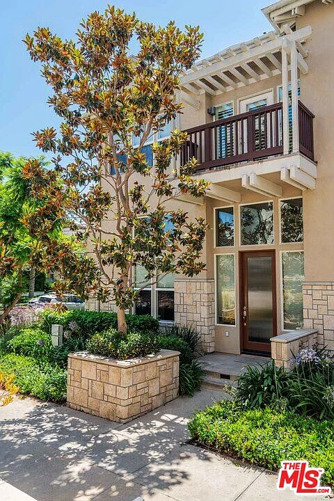 3 bed, 3.0 bath, 2140 sqft, $8,800 — Photo 3