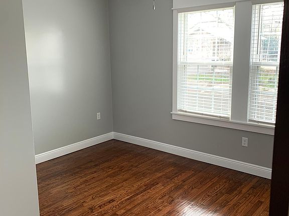 2nd image of 3202 Ivanhoe St