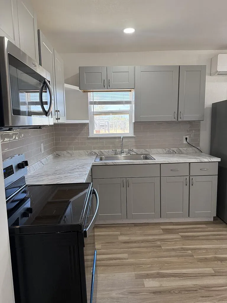 3 bed, 1.5 bath, 1150 sqft, $2,200 — Photo 3