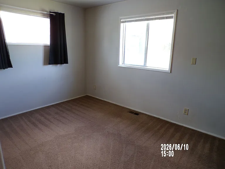 325 SE Bridgeway Ave — Photo 8
