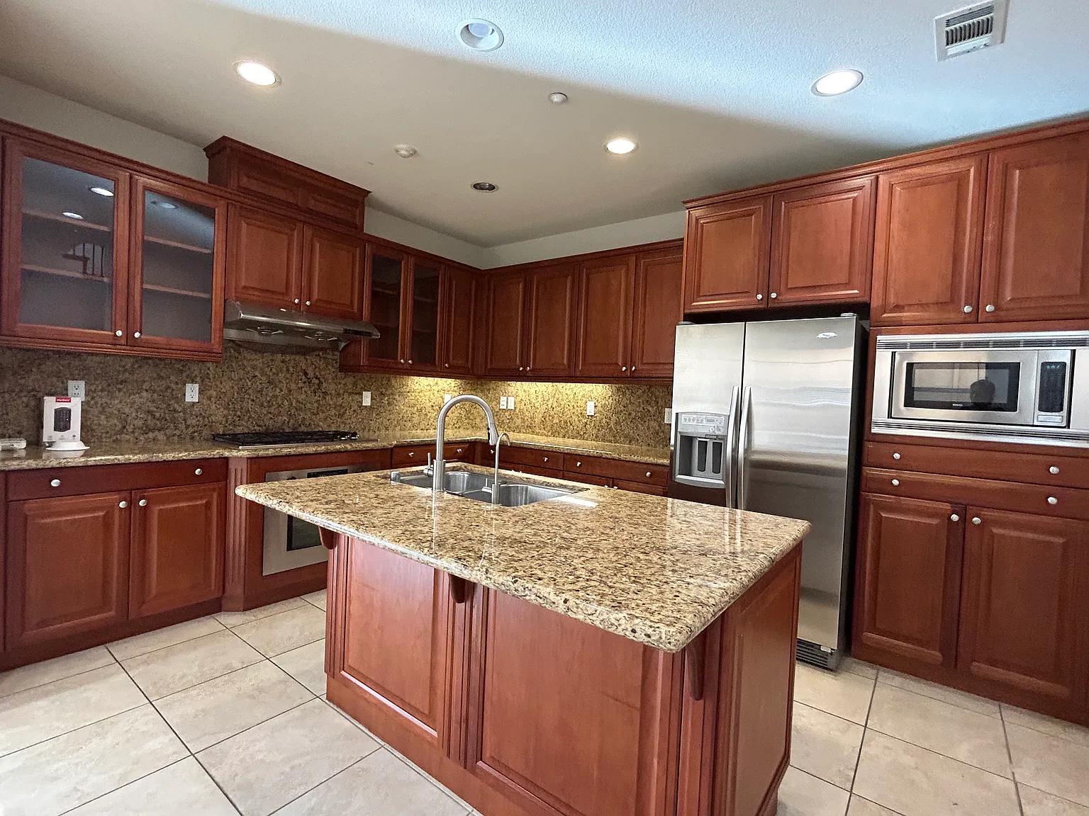 4 bed, 2.5 bath, 2079 sqft, $4,300 — Photo 2