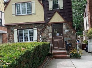 47-42 245th St, Douglaston, NY 11362