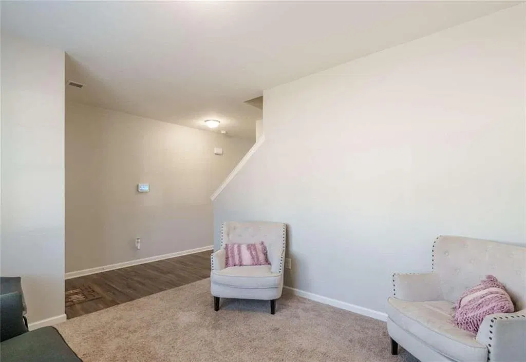4 bed, 2.5 bath, 2389 sqft, $2,200 — Photo 4