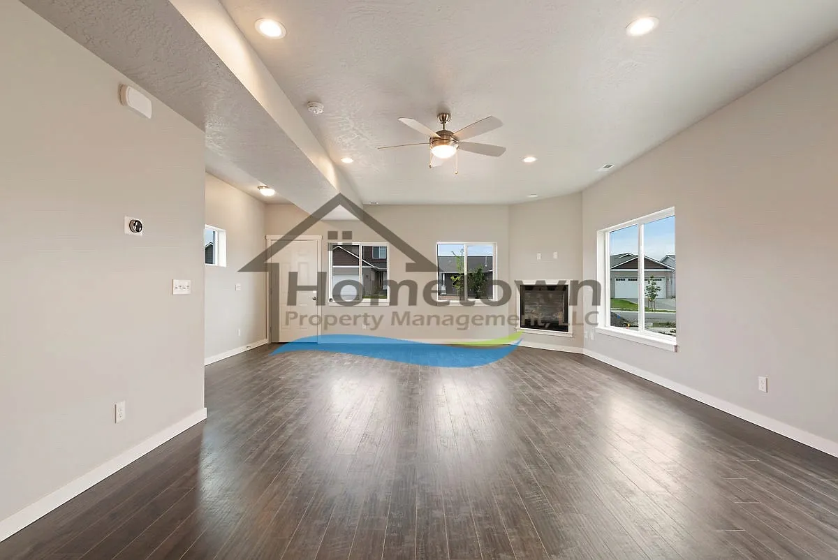 3 bed, 2.5 bath, 1808 sqft, $2,440 — Photo 4