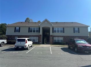 1860 Crest Hollow Dr, Winston Salem, NC 27127