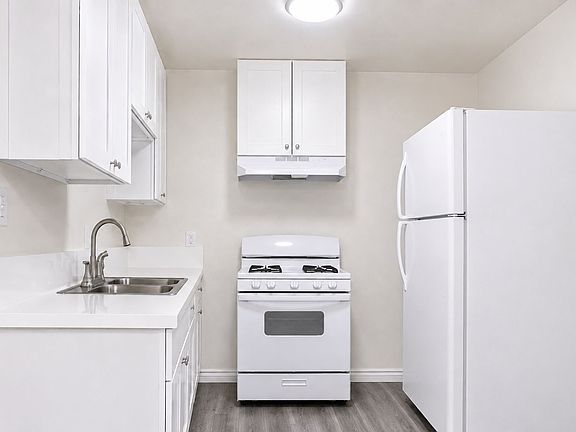 3rd image of 15425 Vanowen St #15