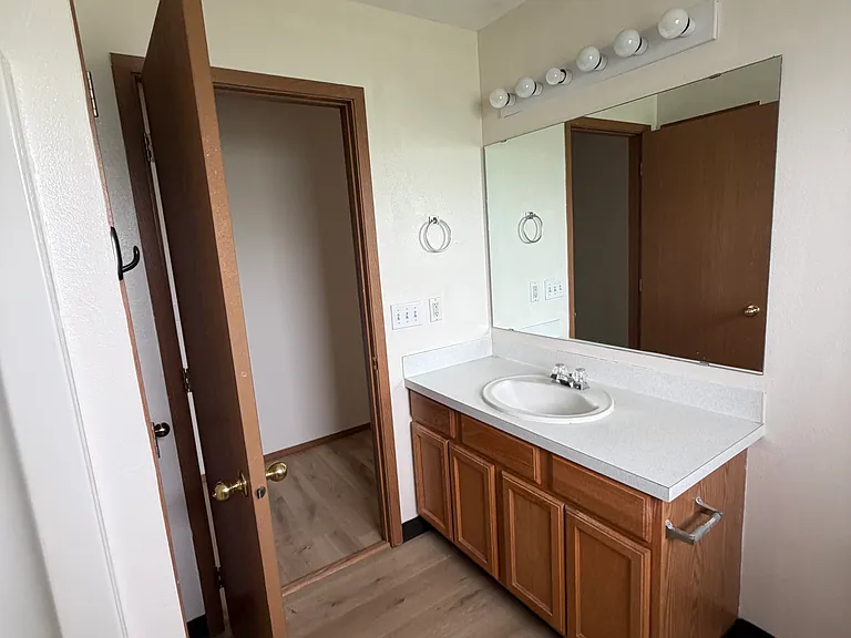 380-382 NW Parr Dr — Photo 8