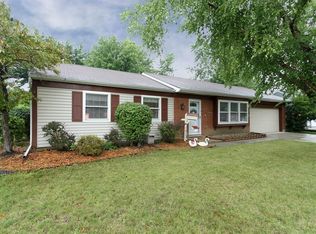 914 Roxbury Ln, Schaumburg, IL 60194