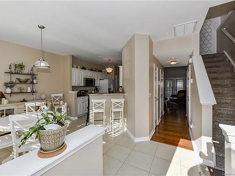 2151 Lake Breeze Ln — Photo 2