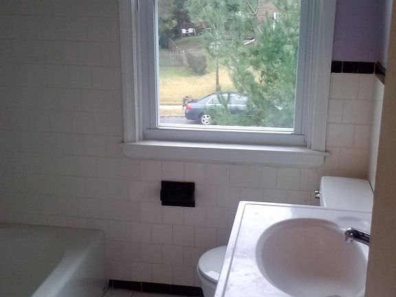 Upper level full bath